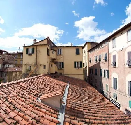 In Lucca\'s Historic Center, Italy ルッカ