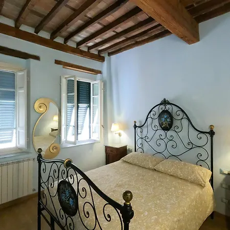In Lucca\'s Historic Center, Italy アパート ルッカ